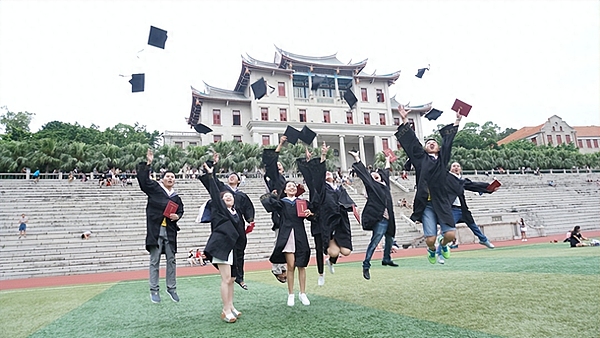 当团建变成最后的晚餐：波卡裁员风波背后的职场荒诞剧